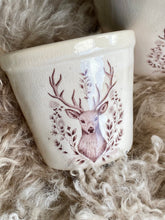 Charger l'image dans la galerie, Cache pot céramique décor cerf PM H7xL8cm
