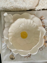 Charger l'image dans la galerie, Coupelle céramique fleur blanc cassé avec coeur jaune
