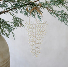 Charger l'image dans la galerie, Suspension feuilles en perles métal doré /creme H13xL10cm
