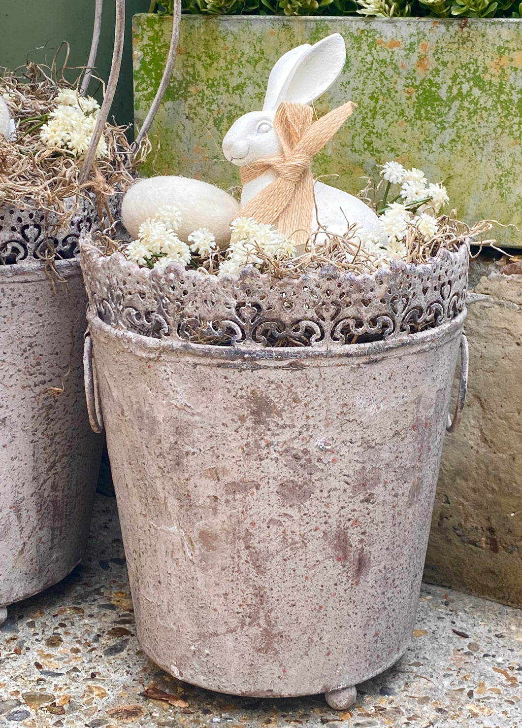 Cache pot zinc vieilli MM H23xL19cm garni de mousse, fleurs