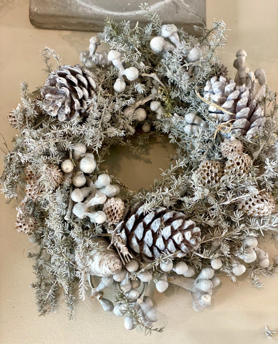 Couronne naturelle brune garnie de pommes de pin 30cm