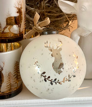 Charger l&#39;image dans la galerie, Boule cerf blanc/argenté 12cm
