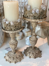 Charger l'image dans la galerie, Photophore métallique brun vieilli complet avec bougie et mousse décorative PM H36xL12cm
