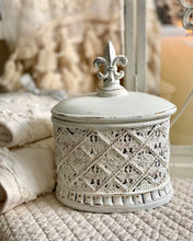 Charger l&#39;image dans la galerie, Boîte résine patinée avec couvercle fleur de lys H20xL15cm
