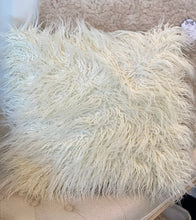 Charger l'image dans la galerie, Coussin poilu blanc cassé 45x45cm

