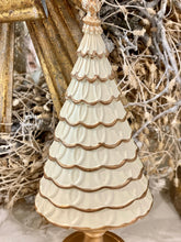 Charger l&#39;image dans la galerie, Sapin de Noël résine antique crème PM H24xL10cm

