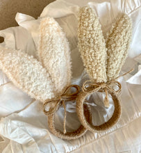 Charger l'image dans la galerie, Rond de serviette oreilles de lapin Teddy blanc cassé H15xL6cm
