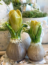 Charger l'image dans la galerie, Bulbe fleur jacinthe céramique jaune pastel PM H9xL5cm
