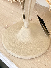 Charger l'image dans la galerie, Bougeoir fleur métallique beige H45xL12cm
