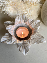 Charger l'image dans la galerie, Bougeoir fleur céramique beige GM H7xL14cm
