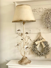 Charger l'image dans la galerie, Lampe sur pied métallique décors fleurs H79xL33cm
