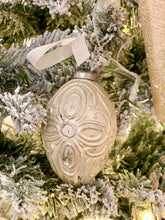 Charger l'image dans la galerie, Boule goutte en verre crème H19xL5cm
