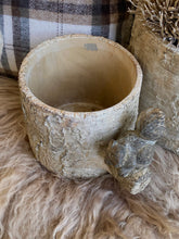 Charger l'image dans la galerie, Cache pot écureuil imitation bois GM H17xL25cm
