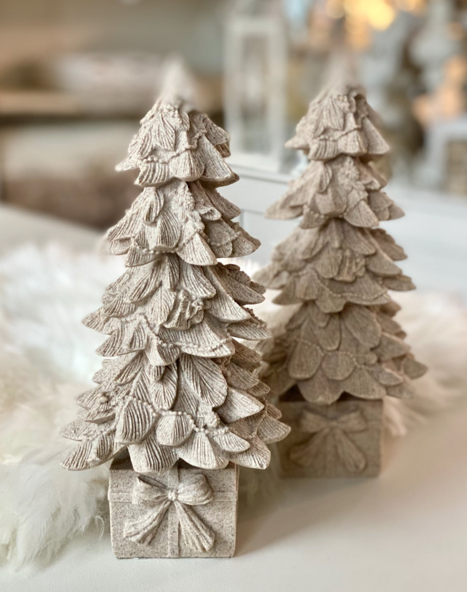 Sapin sur cadeau en résine H27xL13cm