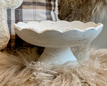 Charger l'image dans la galerie, Plateau rond sur pied bois patiné blanc H12xL25cm
