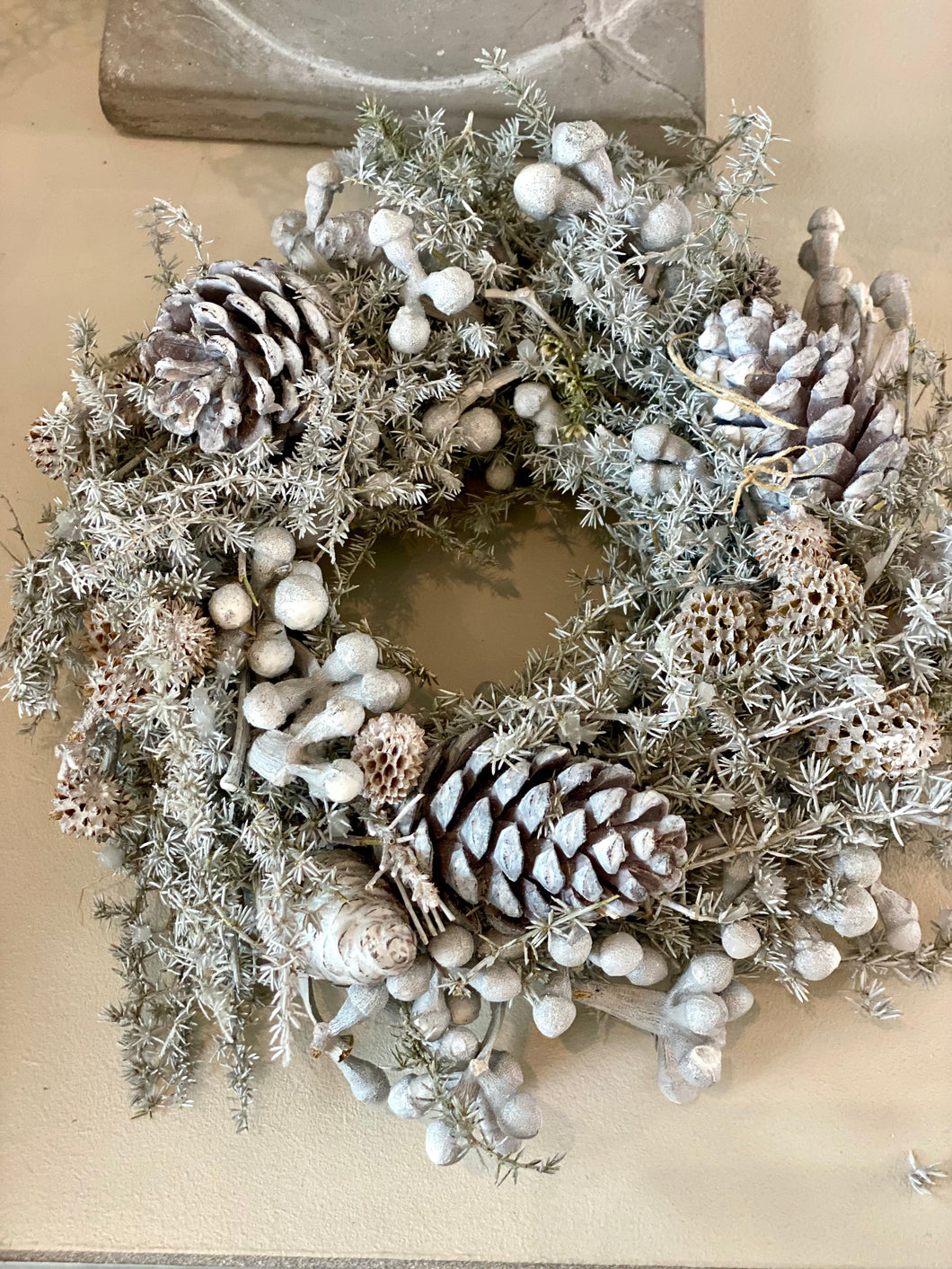 Couronne garnie gris/blanc 20cm