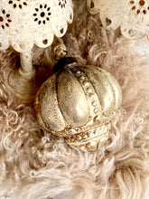 Charger l'image dans la galerie, Boule mercurisée doré ancien H14xL10cm

