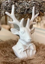 Charger l&#39;image dans la galerie, Buste cerf blanc noeud papillon H28xL20cm
