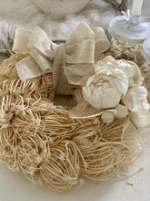 Charger l'image dans la galerie, Couronne garnie fleurs séchées 40cm
