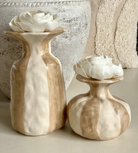 Charger l'image dans la galerie, Vase céramique ligné beige/ecru GM H26xL16cm
