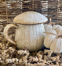 Charger l'image dans la galerie, Mug champignons avec couvercle en céramique H14xL12cm
