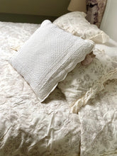 Charger l&#39;image dans la galerie, Coussin boutis blanc cassé 45x45cm ( intérieur compris)
