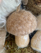 Charger l'image dans la galerie, Champignons marron à suspendre en feutrine H10xL7cm
