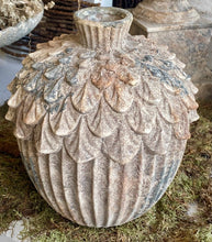 Charger l'image dans la galerie, Vase céramique pomme de pin H25xL20cm
