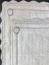 Charger l'image dans la galerie, Tapis coton avec bord en crochet blanc cassé 50x110cm
