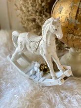 Charger l&#39;image dans la galerie, Cheval à bascule bois blanc patiné - H25xP7xL25cm
