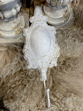 Charger l'image dans la galerie, Patère métallique blanchie H31xL12cm

