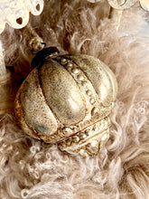 Charger l'image dans la galerie, Boule mercurisée doré ancien H14xL10cm
