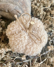 Charger l'image dans la galerie, Citrouille beige en bouclette PM H6xL7cm
