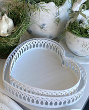 Charger l'image dans la galerie, Plateau ajouré coeur métal blanc GM 28x7cm
