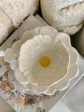 Charger l'image dans la galerie, Coupelle céramique fleur blanc cassé avec coeur jaune
