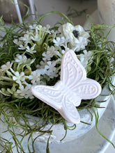 Charger l'image dans la galerie, Papillon à poser sur verre ou autre en biscuit de céramique blanche H4xL3cm
