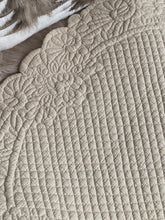 Charger l'image dans la galerie, Centre de table boutis beige 45x70cm
