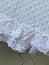 Charger l&#39;image dans la galerie, Couvre lit blanc avec volants dentelle anglaise 260x260cm
