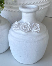 Charger l'image dans la galerie, Vase céramique blanc incrustation de roses H30xL20cm
