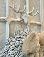 Charger l'image dans la galerie, Crochet de porte ou armoire décor cerf en métal blanchi H37xL28cm
