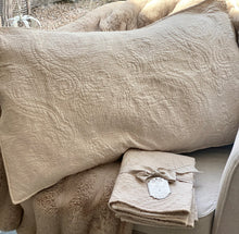 Charger l'image dans la galerie, Set de 2 taies de coussins en boutis 50x80cm
