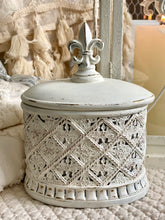 Charger l&#39;image dans la galerie, Boîte résine patinée avec couvercle fleur de lys H20xL15cm
