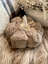 Charger l'image dans la galerie, Citrouille fait main fourrure taupe S H8xL14cm
