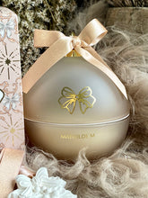 Charger l'image dans la galerie, Bougie parfumée décorative Boule de Noël Rubans de Fête 210g - senteur Orange Cannelle
