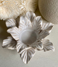 Charger l'image dans la galerie, Bougeoir fleur céramique beige GM H7xL14cm
