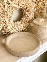 Charger l'image dans la galerie, Plat en résine beige 20cm
