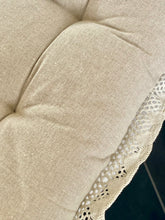 Charger l'image dans la galerie, Galette de chaise beige avec nouettes 40x40cm ( coton et polyester)
