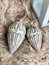 Charger l&#39;image dans la galerie, Boule en bois sculpté GM 14x8cm
