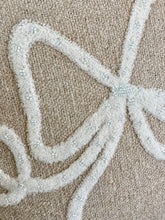 Charger l&#39;image dans la galerie, Coussin avec noeud brodé 45x45cm ( déhoussable, intérieur compris)
