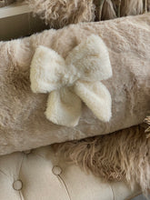 Charger l'image dans la galerie, Coussin fourrure beige avec noeud à accrocher 50x30cm
